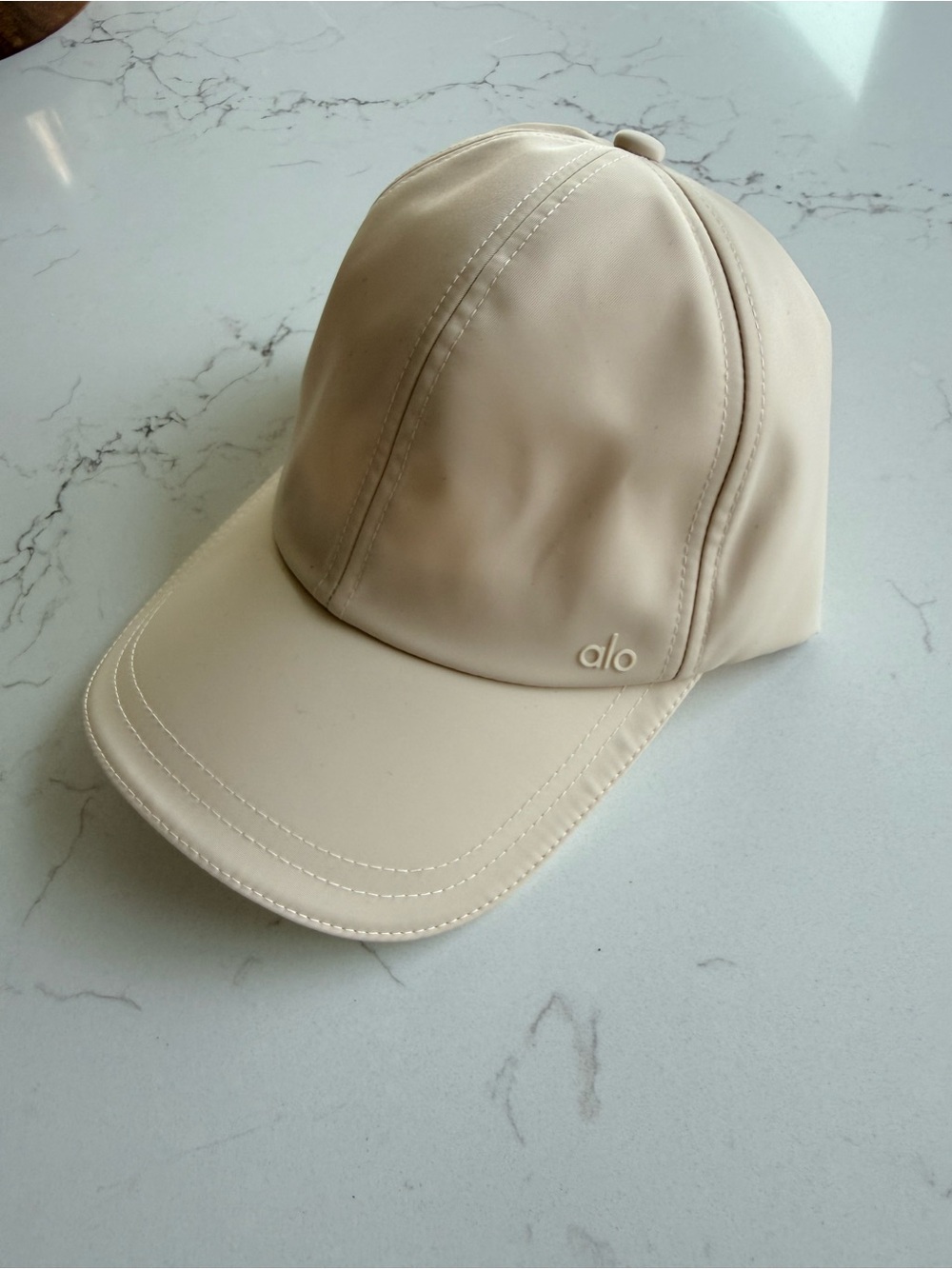 ALO Yoga Satin Off Duty Cap Crème NWOT